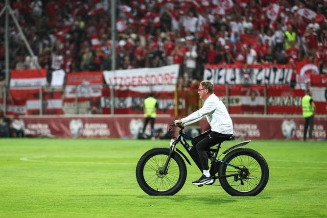 Plötzlich radelt Rangnick übers Spielfeld