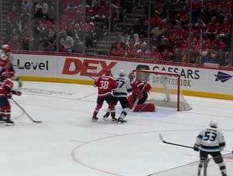 Die Utah Mammoths rund um den deutschen NHL-Star JJ Peterka gewinnen 3:2 gegen die Washington Capitals. Peterka selbst sorgt mit einem eigenen Treffer für den wichtigen Sieg.