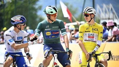 Jonathan Milan (l.). gewann 2025 das Grüne Trikot. Tadej Pogacar holte bei der Tour de France 2025 das Gelbe Trikot