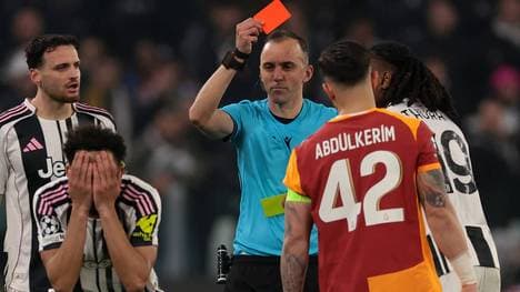 Juventus Lloyd Kelly sieht im Champions-League-Spiel eine umstrittene rote Karte