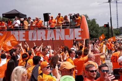 Trotz Party-Crasher: Oranje feiert sich durch ganz Dallas