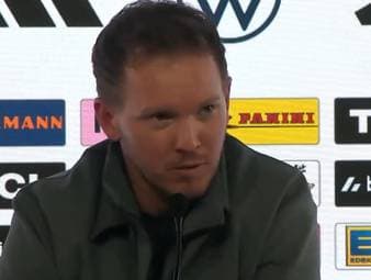 Plötzlich sind der Doppelpass und der Auftritt von SPORT1-Chefreporter Stefan Kumberger Thema bei der Pressekonferenz von Bundestrainer Julian Nagelsmann.