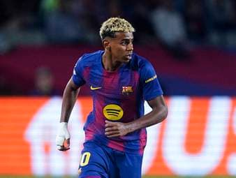 Mark van Bommel vergleicht Lamine Yamal mit dem jungen Lionel Messi. "In zehn, fünfzehn Jahren könne er Messi erreichen", behauptet die Barca-Legende.
