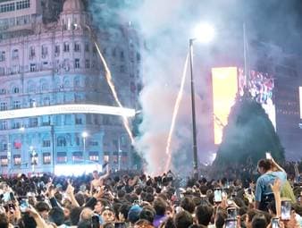 Argentinien setzt sich in einem dramatischen WM-Halbfinale gegen England durch. Während die argentinischen Fans unter anderem mit Feuerwerk den Finaleinzug feiern, sind die Fans der "Three Lions" am Boden zerstört. 