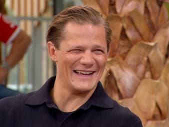 Max von der Groeben, Schauspieler und bekennender Fan des 1. FC Köln, verteilt im FIROCKX Doppelpass eine kleine Spitze gegen Bayer Leverkusen.