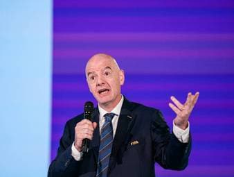 Der ehemalige UEFA-Generalsekretär Lars Christer Olsson meint, Gianni Infantino ist mit den Plänen für eine Privatisierung der WM einen Schritt zu weit gegangen. Für seinen "lächerlichen" Vorschlag erntet Infantino von Olsson große Kritik.