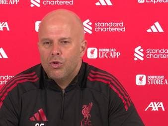 Liverpool-Trainer Arne Slot kritisiert es, englische Teams nach einer schlechten Champions-League-Woche infrage zu stellen. Er betont, dass einzelne Ergebnisse keine verlässliche Aussage über das Niveau der Premier League zulassen, und plädiert dafür, die Leistungen im größeren Kontext zu bewerten.