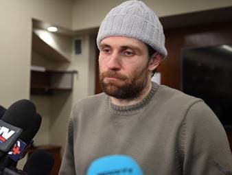 Die Edmonton Oilers scheiden nach zwei aufeinanderfolgenden Stanley-Cup-Finals bereits in der ersten Runde der NHL-Playoffs aus. Nach diesem unerwarteten Scheitern stellt sich nun die Frage, ob Leon Draisaitl für die deutsche Nationalmannschaft zur Weltmeisterschaft reisen wird.