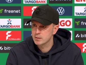 Ole Werner wird nach dem DFB-Pokal-Aus beim FC Bayern. Der Leipzig-Coach fühlt sich um einen klaren Elfmeter betrogen und übt Kritik am Schiedsrichtergespann und dem VAR.