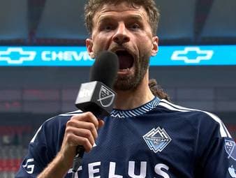 Thomas Müller erzielt beim 3:0-Sieg gegen Toronto einen Doppelpack für die Vancouver Whitecaps. Im Interview hinterher erschreckt ihn ein Mitspieler.