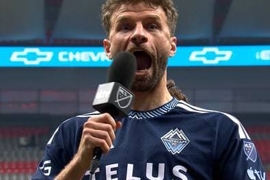 Herrlicher Müller-Moment zu Beginn des Interviews