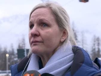 Der ukrainische Skeleton-Fahrer Vladyslav Heraskevych wurde aufgrund eines "politischen Zeichens" auf seinem Helm vom olympischen Wettbewerb ausgeschlossen. Die IOC-Präsidentin Kirsty Coventry erklärt diese Entscheidung und zeigt sich dabei selbst emotional. 