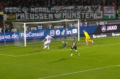 Irrer Fehlschuss! Ex-Bundesliga-Stürmer verfehlt leeres Tor