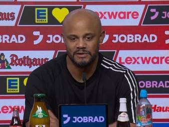 Auf der Pressekonferenz nach dem Spiel zwischen dem FC Bayern München und dem SC Freiburg äußern sich die beiden Trainer, Vincent Kompany und Julian Schuster, zur Nachspielzeit, in der der FC Bayern München noch den Siegtreffer erzielen konnte.