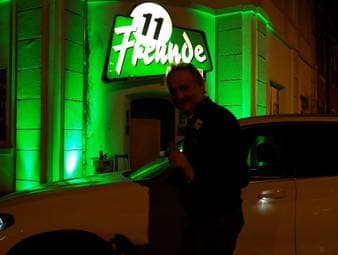 Peter Neururer wird im Fantalk auf besondere Weise begrüßt. Der SPORT1-Experte stellt sein legendäres Meme nach.