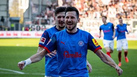 Steven Skrzybski kämpft mit Holstein Kiel um den Klassenerhalt in der Bundesliga