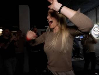 SPORT1 und "Die Darterei" veranstalten vor dem Premier-League-Spieltag in Berlin ein Get-Together. Dort sorgt Moderatorin Katharina Kleinfeldt für das Highlight des Abends.