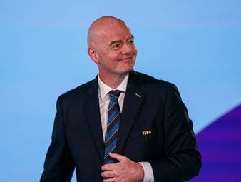 FIFA-Präsident Gianni Infantino plant, kommerzielle Rechte an Investoren um Donald Trump zu verkaufen. Die UEFA und die CONCACAF wehren sich vehement und drohen sogar mit einem Boykott.