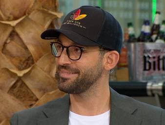 Auf der DFB-Pressekonferenz setzte Bundestrainer Jürgen Klopp ein Statement mit seiner Kappe: "Einer von 83 Millionen!" Patrick Berger hat sich ein Utensil davon geschnappt und sitzt damit plötzlich im Firockx Doppelpass.