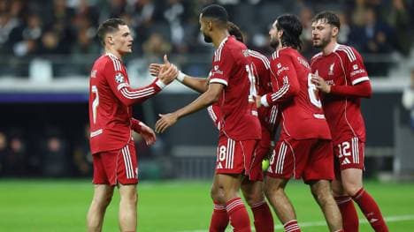 Gakpo bedankt sich bei Wirtz für den Assist zum 4:1