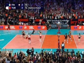 Die Türkei hat das Finale bei der Volleyball-EM gegen Italien gewonnen. Das Endspiel in Istanbul entwickelt sich zu einem Krimi.