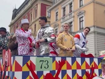 Trotz der 0:4-Niederlage gegen den BVB herrscht beim Rosenmontagsumzug in Mainz beste Stimmung.