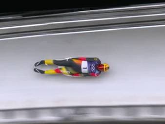 Deutschland holt bei den Olympischen Spielen in Italien seine erste Goldmedaille! Rodler Max Langenhan rast im Cortina Sliding Center mit vier Bestzeiten souverän zum Sieg.
