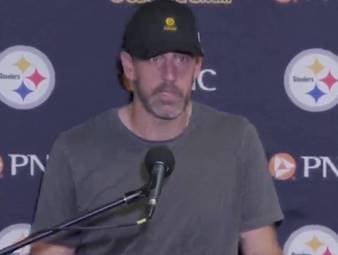 Aaron Rodgers feiert mit den Pittsburgh Steelers einen 34:32-Sieg gegen sein Ex-Team, die New York Jets. Der Quarterback genießt die Genugtuung und freut sich, seine Kritiker eines Besseren belehrt zu haben.