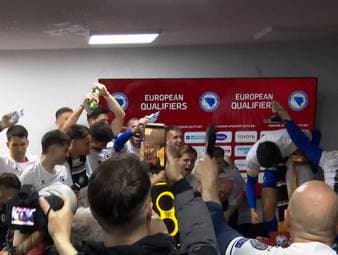 Bosnien-Herzegowina feiert die zweite WM-Teilnahme in ihrer Geschichte. Nach dem Spiel crasht die Mannschaft die Pressekonferenz.