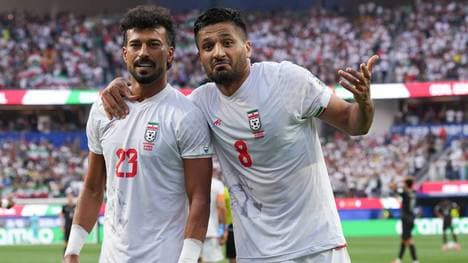 Ramin Rezaeian (l.) and Mohammad Mohebbi (r.) bejubeln den Ausgleich