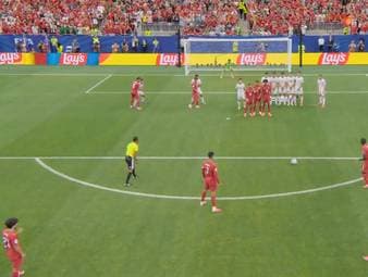 Vor dem 2:0 gegen Usbekistan steht Cristiano Ronaldo zum Freistoß bereit und alle rechnen mit seinem Abschluss. Doch Portugal überrascht mit einer cleveren Finte und lässt Gegner wie Zuschauer gleichermaßen staunen.