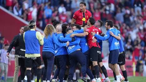Die Jubeltraube von RCD Mallorca nach dem emotionalen Siegtreffer