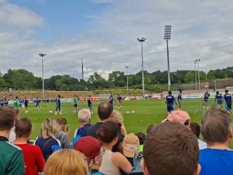 Die Vorfreude auf Schalke auf die Bundesliga kennt keine Grenzen. Über 3.500 Fans verfolgen den Trainingsauftakt der Königsblauen. 