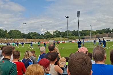 Über 3.500 Fans! So lief der Schalke-Trainingsauftakt