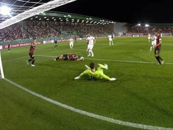 Beim Pokalspiel der Bayern in Wiesbaden gibt es in der 9. Minute einen großen Aufreger: Schiedsrichter Daniel Siebert übersieht ein klares Handspiel im Strafraum. Das bringt die Bayern-Fans in den sozialen Netzwerken auf die Palme.