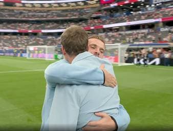 TV-Experte Jürgen Klopp begegnet Ex-Kapitän Jordan Henderson vor der WM-Partie der Engländer gegen Kroatien und findet im Anschluss nur lobende Worte für seinen ehemaligen Schützling. 