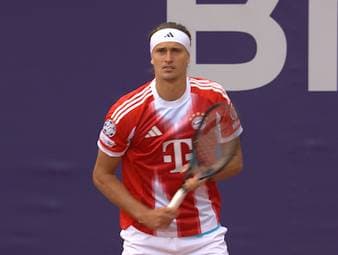 Nach seinem Achtelfinal-Erfolg gegen Gabriel Diallo am Vormittag tritt Alexander Zverev im Doppel an der Seite seines Kumpels Marcelo Melo an. Für Aufsehen sorgt der Hamburger dabei, als er sich im Trikot des FC Bayern München warm macht.