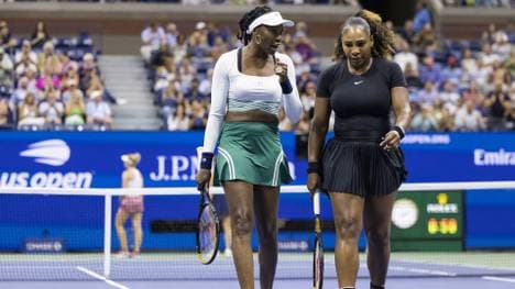 Venus (l.) und Serena Williams spielen in Wimbledon