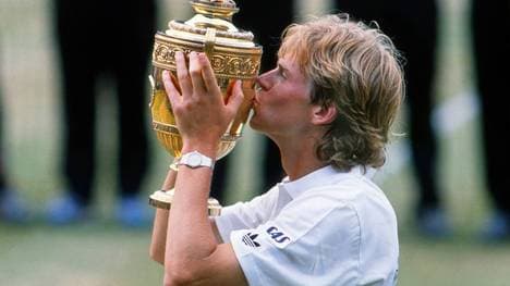Stefan Edberg küsst die Trophäe beim Wimbledon-Finale 1988 gegen seinen Rivalen Boris Becker