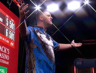 Daryl Gurney und Michael van Gerwen liefern sich ein hochklassiges Erstrunden-Match bei den World Series of Darts Finals. Dem Titelverteidiger gelingt ein beachtliches Comeback.
