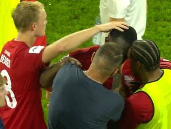 Rührende Geste: Trainer tröstet weinenden Pechvogel