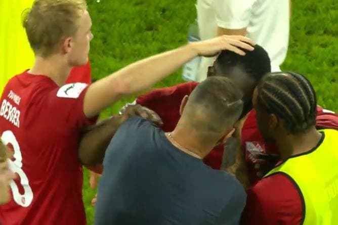Rührende Geste: Trainer tröstet weinenden Pechvogel