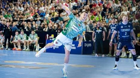 Nach einem Siebenmeter von Tim Freihöfer kommt es zu einer historischen Handball-Szene