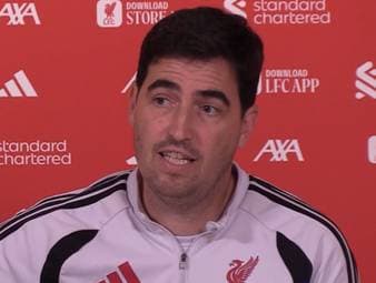 Liverpool-Trainer Andoni Iraola hat eine klare Meinung zur Kritik an seinem Kader.