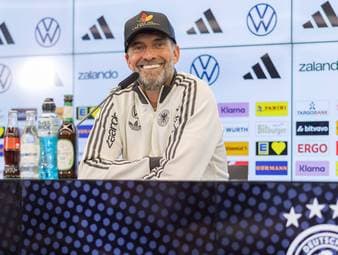 Bundestrainer Jürgen Klopp brillierte bei seiner ersten Kadernominierung mit unterhaltsamen Sprüchen und Anekdoten. Besonders auffällig: Seine Cap und die dahintersteckende Bedeutung. 