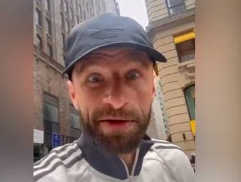 Thomas Müller will zwischen seinen Einsätzen als TV-Experte eigentlich eine Runde Fußball spielen. Doch ein besonderes Ereignis in New York stellt die Bayern-Legende vor vollendete Tatsachen.