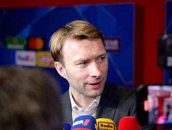 Bayer Leverkusen spielt im Achtelfinal-Hinspiel der Champions League gegen den FC Arsenal nach einem umstrittenen Foulelfmeter nur 1:1. Nach dem Spiel äußern sich Simon Rolfes und Robert Andrich im Interview kritisch zur Entscheidung und sind sich einig, dass der Strafstoß nicht hätte gegeben werden dürfen.