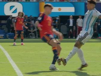 Enzo Fernández fliegt im WM-Finale zwischen Argentinien und Spanien mit Gelb-Rot vom Platz. Der Mittelfeldmann räumt dabei Spaniens Pau Cubarsi ab. 