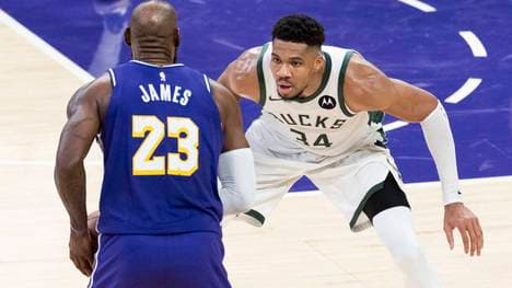 Giannis Antetokounmpo (r.) verlässt die Milwaukee Bucks