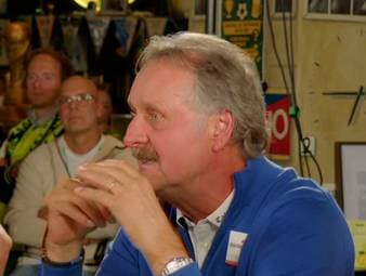 SPORT1-Moderator Jochen Stutzky vergleicht Karim Adeyemi indirekt mit Leroy Sané, woraufhin Experte Peter Neururer sofort dazwischen grätscht.